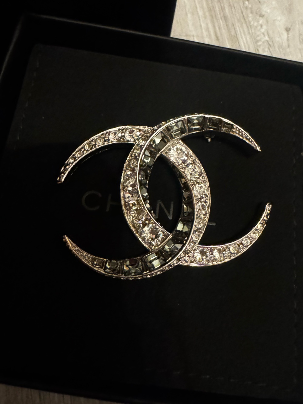 CHANEL Baguette Crystal Dubai CC Brooch Silver - Picture 3 of 7